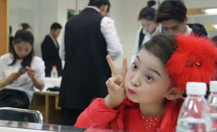 唱《剪花花》的小女孩4年后再登春晚