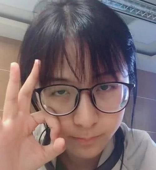 抖音"眼镜妹"火了,拿掉眼镜,就像变了个人,网友:这是换了个头吧