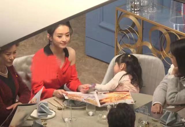 赵丽颖当妈妈后变豪迈,双手伸衣服里装话筒,身边还有孩子