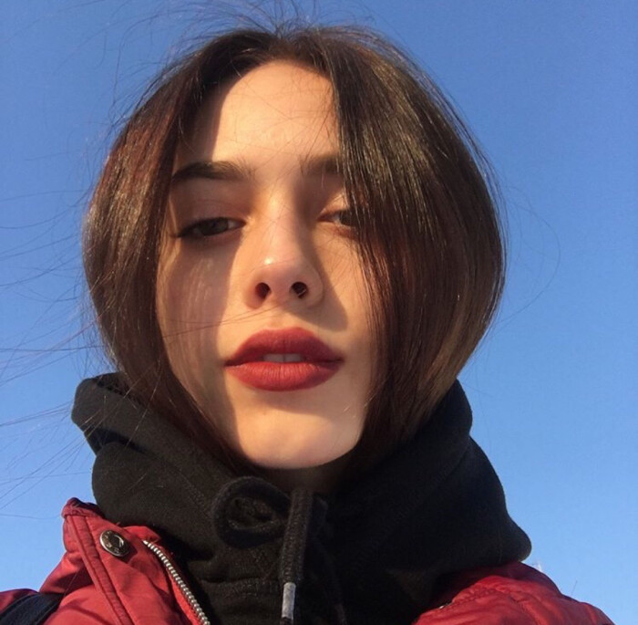 ins超火女生头像:纵使黑夜吞噬了一切,太阳还可以重新