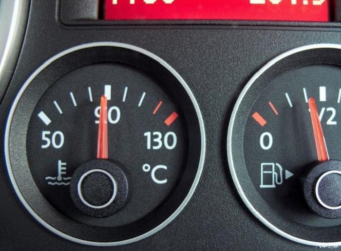 如果汽车出现水温过高的时候,那应该怎么办?