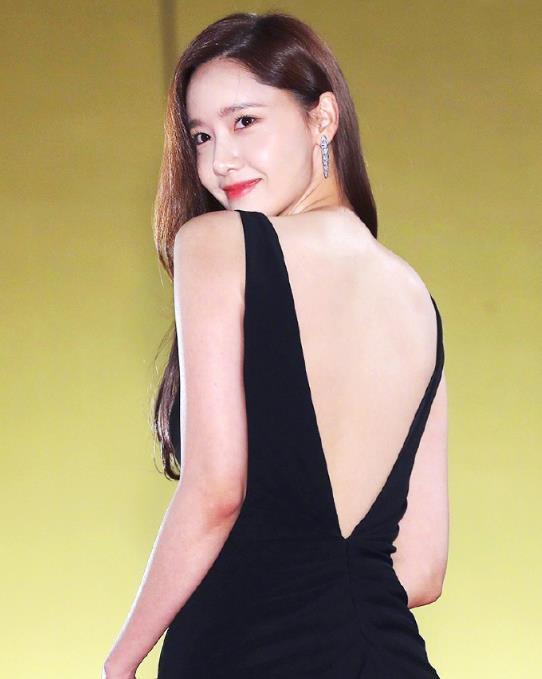 林允儿一袭黑色长裙"大秀美背"这皮肤光滑得反光了