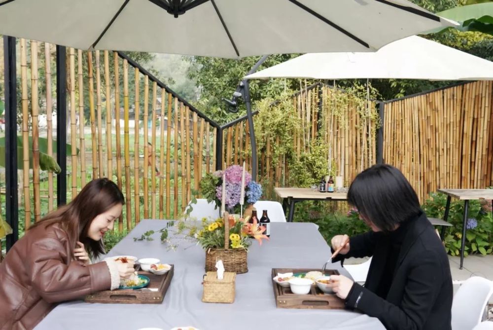 选一家小店坐坐,和闺蜜一起喝茶晒太阳聊八卦,简直就是真实版向往的