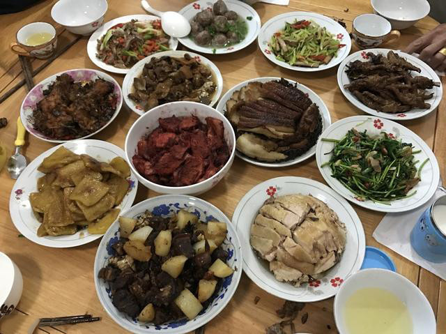 大年30的年夜饭,你家餐桌上都有什么菜,腊肉香肠,炖鸡