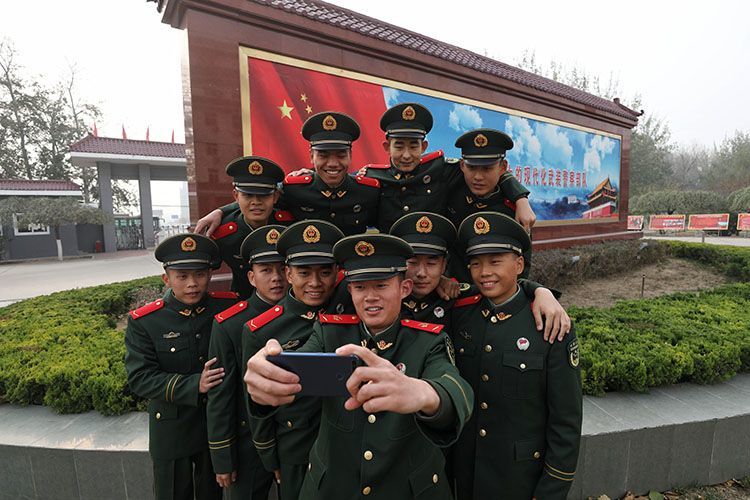 新京报讯 11月23日,武警北京总队某支队举行2019年度新兵授衔暨宣誓