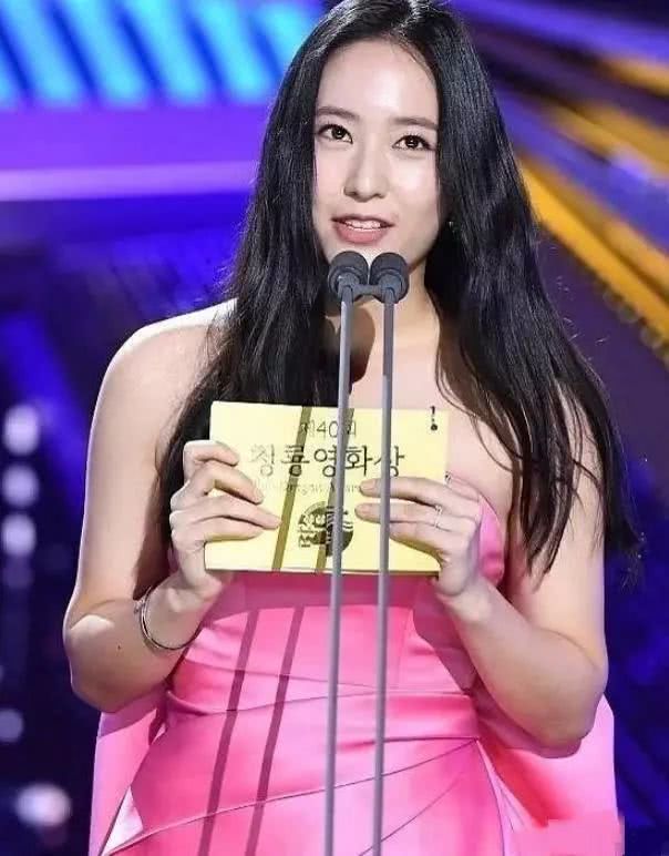 f成员krystal发福走钟!无p图照曝光,网友:女神发福了