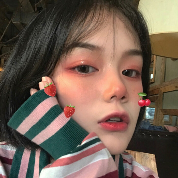 ins超火女生头像:咬牙坚持走过苦难的人,才能看到美丽