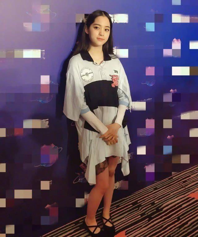 欧阳娜娜才19岁就会穿"保险裙",谁料多出3cm,效果绝了
