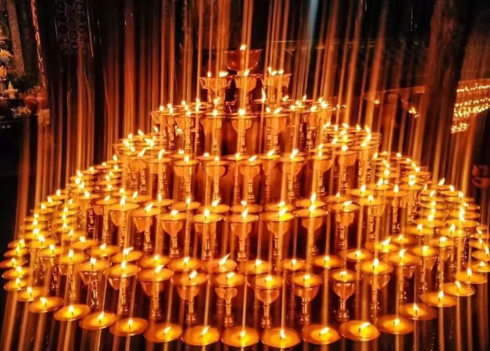 西安广仁寺点亮上万盏酥油灯 纪念宗喀巴大师圆寂六百