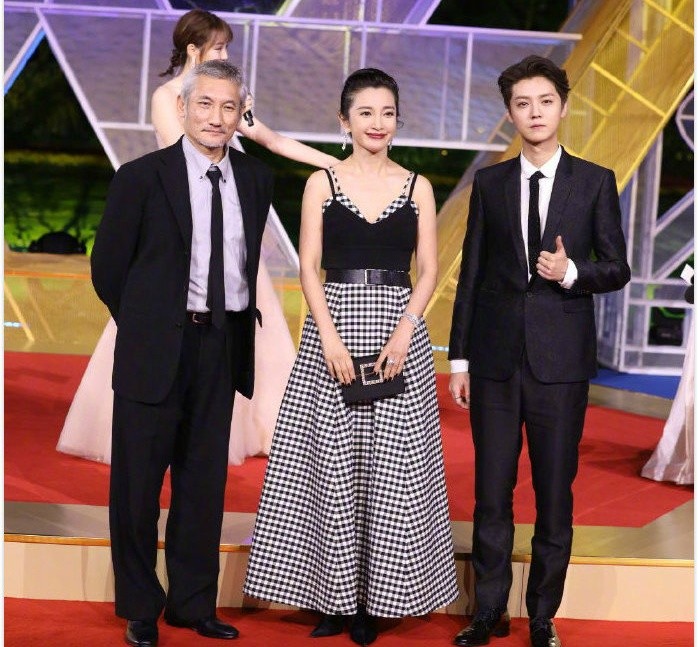 金鸡奖"陆地夫妇"在线发糖,当鹿晗转头的一瞬间,迪丽热巴也看向他