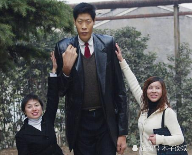 2米42的中国第一高人,结婚19年没有孩子,1米65妻子直言不方便