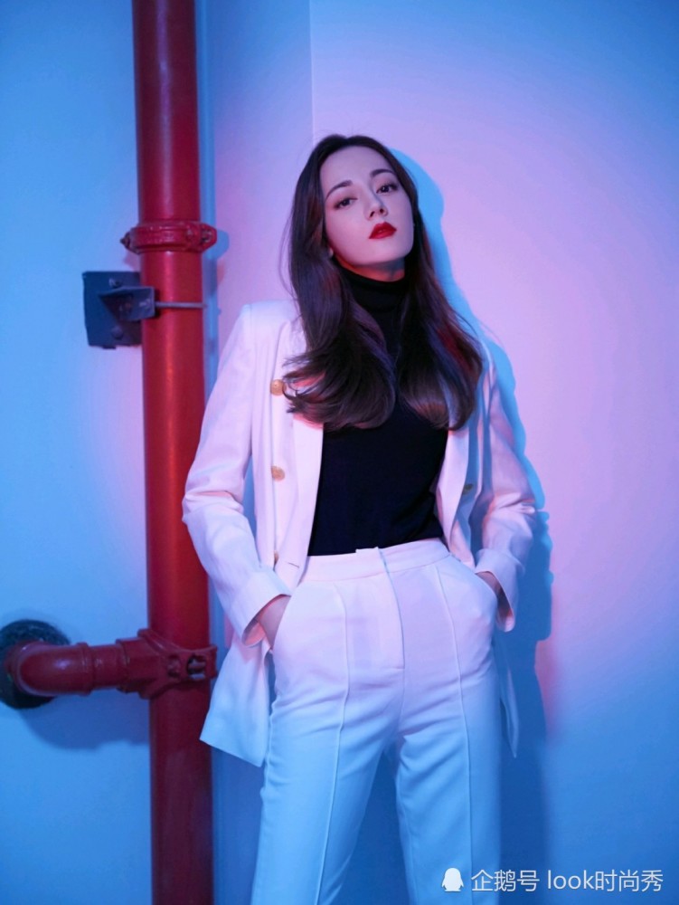 迪丽热巴活动穿搭look,又美又努力的人谁不爱呢