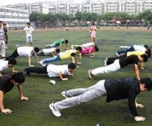 中学生做"俯卧撑"多少才合格?看到这数字,89%的男生不