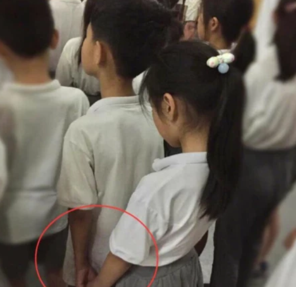 为啥学校禁止早恋,还安排"异性同桌"?班主任的"小99"