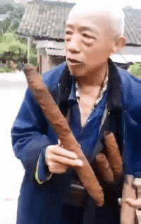 搞笑gif:大爷还是你大爷,一天只抽三根烟!