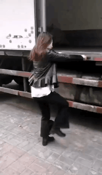 搞笑gif:健身房里唯一的妹子,我怀疑这是一个托