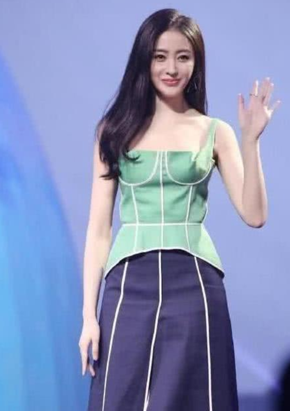 张天爱上节目选错衣服了?足足比平时宽一倍,她全程"手