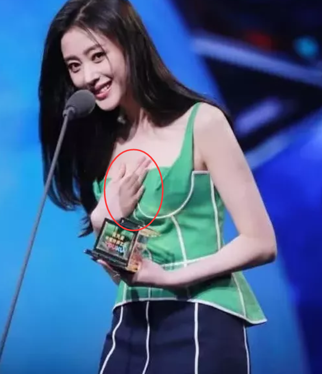 张天爱上节目选错衣服了?足足比平时宽一倍,她全程"手