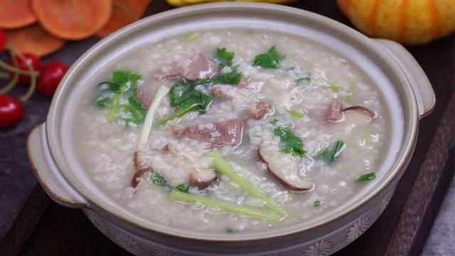 西芹牛肉粥做法:它是一道菜肴,健康美味,简单又好吃