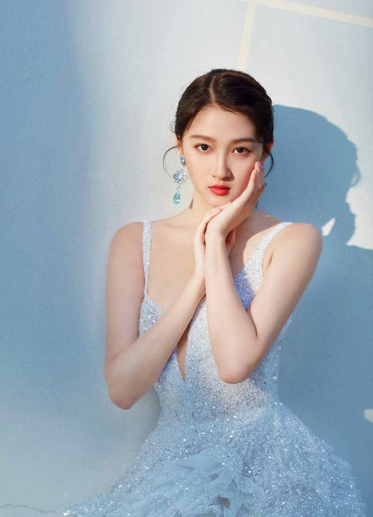 关晓彤是97后中国影视界年轻演员,多才多艺且热爱公益,作为一名年轻