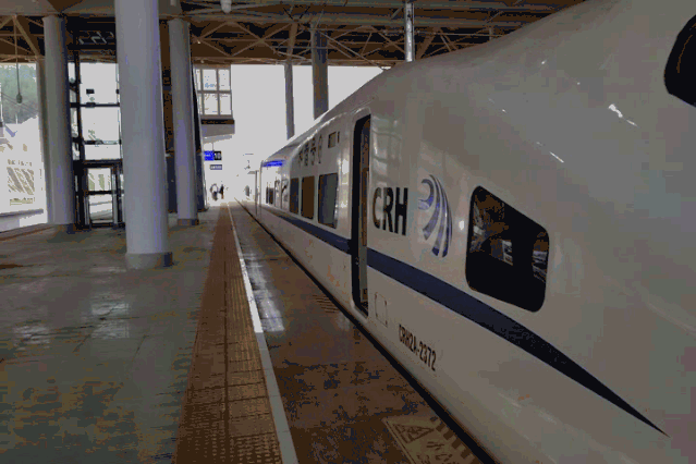 独家:今日勋哥在张家界高铁西站登上了和谐号动车组