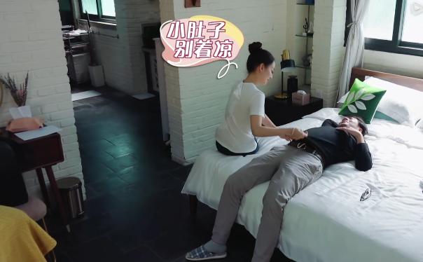 吉娜和郎朗躺在床上亲热,谁注意到吉娜不小心露出了啥