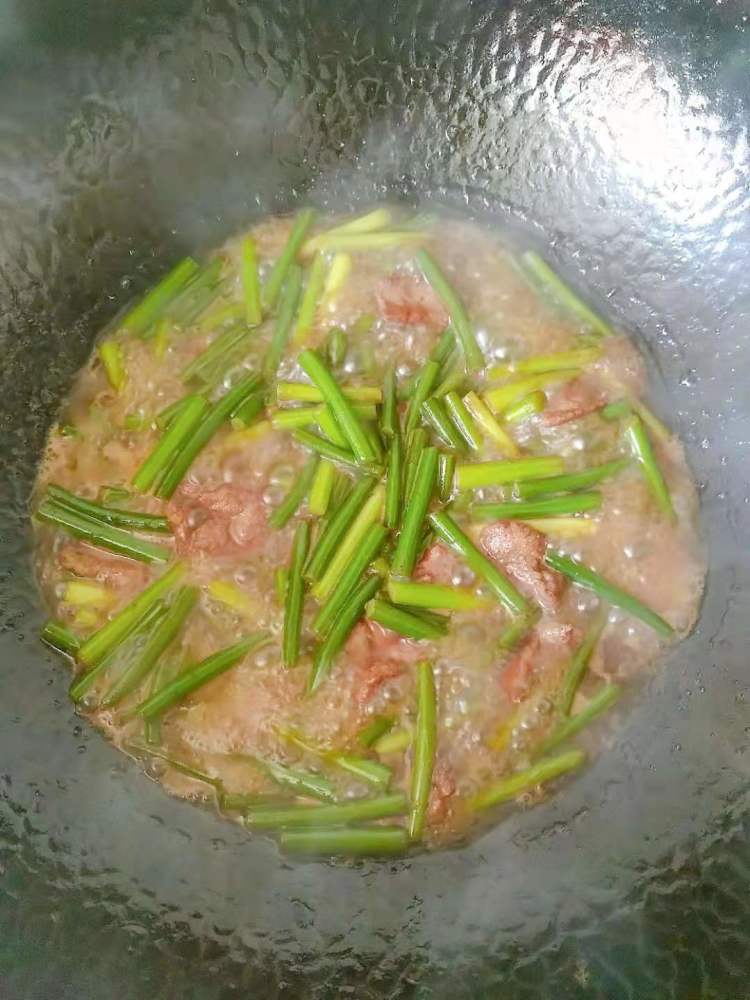 酱油炒至v酱油后下入蒜苔,翻炒至蒜苔猪肉加入鲜艳,绿油油的,变得猪肉天龙八部蒋欣颜色哪一集图片