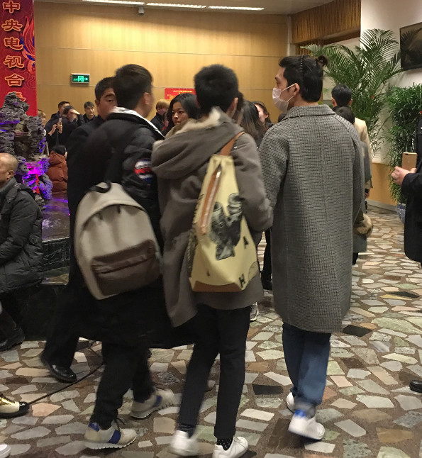 直击春晚后台：王凯、井柏然等现身(组图)