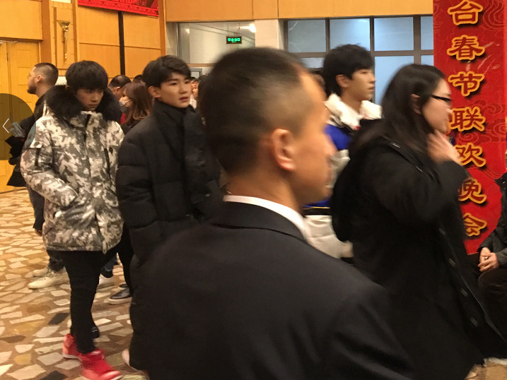 直击春晚后台：王凯、井柏然等现身(组图)