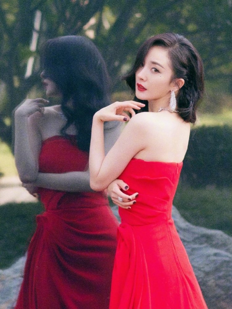 杨幂身穿一件红色高开叉抹胸连衣裙亮相金鸡奖红毯,怎一个明艳了得!