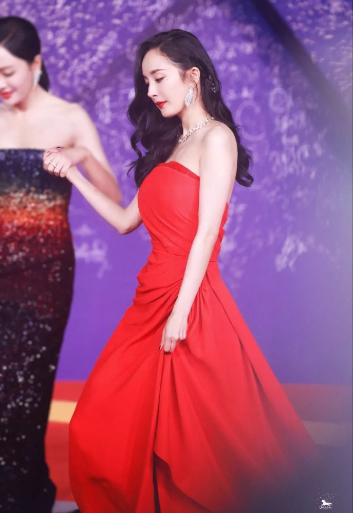更典型的是杨幂,昨天出席鸡斯卡,一袭oscar de la renta红裙被不少人