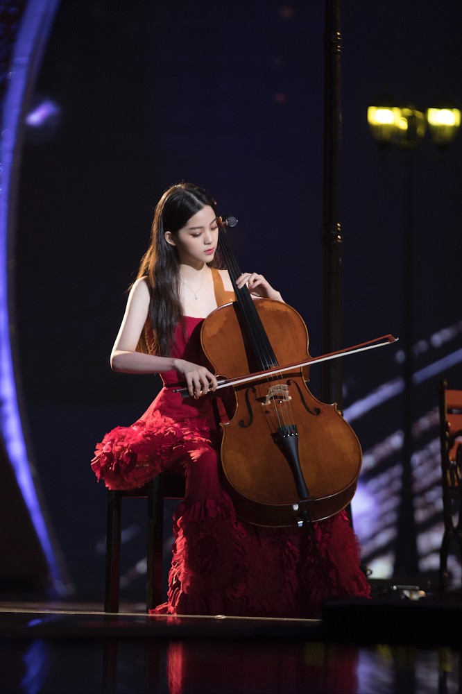 欧阳娜娜受邀担任金鸡奖闭幕式表演嘉宾,大提琴演奏