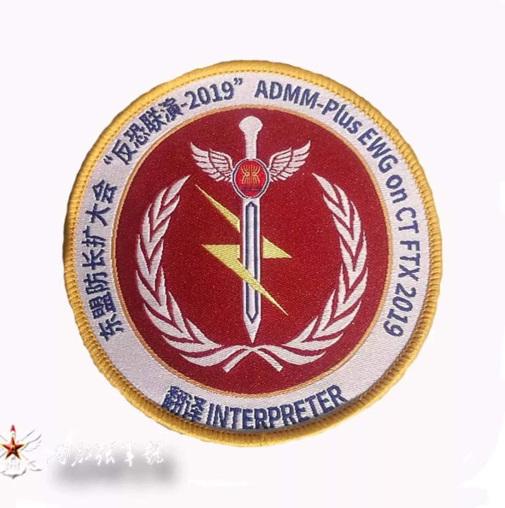 在东盟防长扩大会反恐专家组联合实兵演习训练场上,有一种红色的臂章