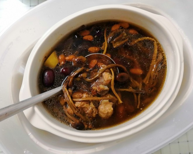 养生菜谱,茶树菇炖排骨汤,做法简单,营养丰富,适合冬天