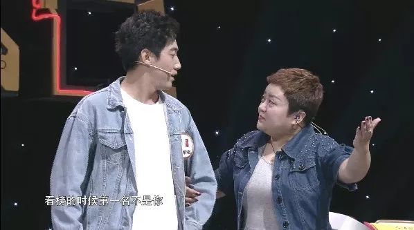 那个台风中淡定报道的"胖记者",上《开门大吉》猜歌把