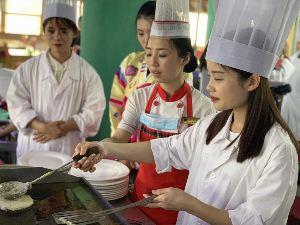 图为朝鲜的一家涉外餐厅,几名朝鲜女厨师正在做美食.