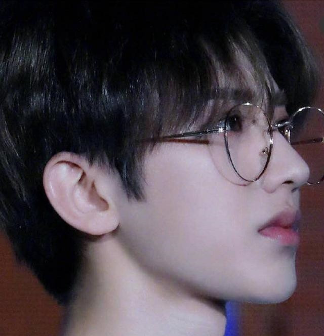 男星眼镜杀,蔡徐坤像书生,杨洋邪魅