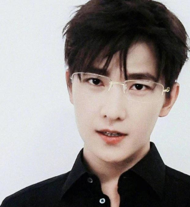 男星眼镜杀,蔡徐坤像书生,杨洋邪魅