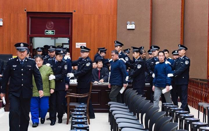 2019年11月25日,青州市人民法院依法公开开庭审理被告人王雷,万莉等