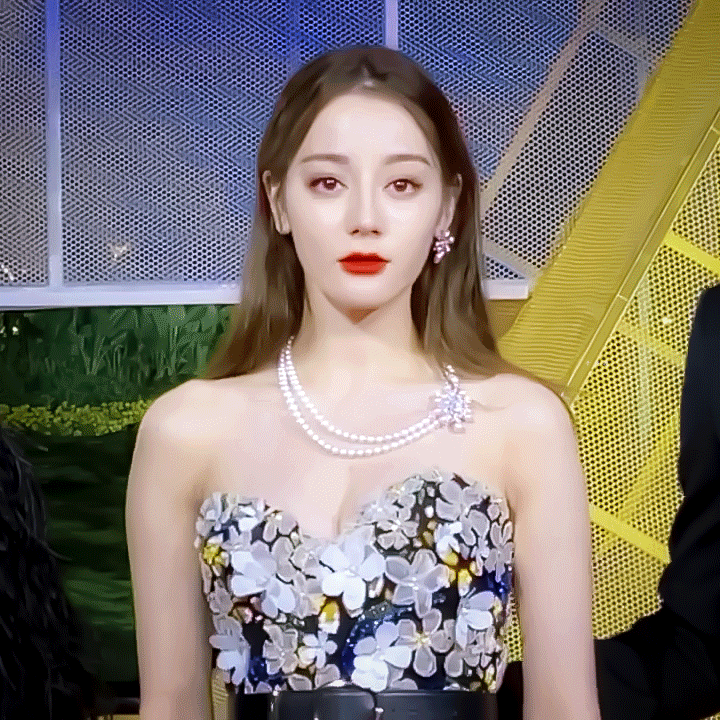 热巴走完红毯只剩一只耳环,品牌商发文间接回应,粉丝