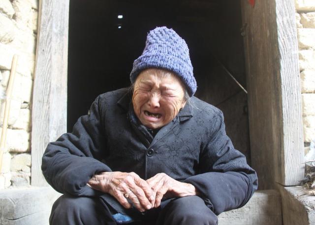 7旬老人被送养老院,含泪劝告身边人,生男生女真是不一