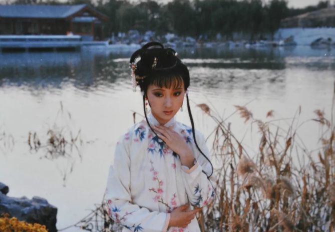 黛玉"葬花"行为的现代误读