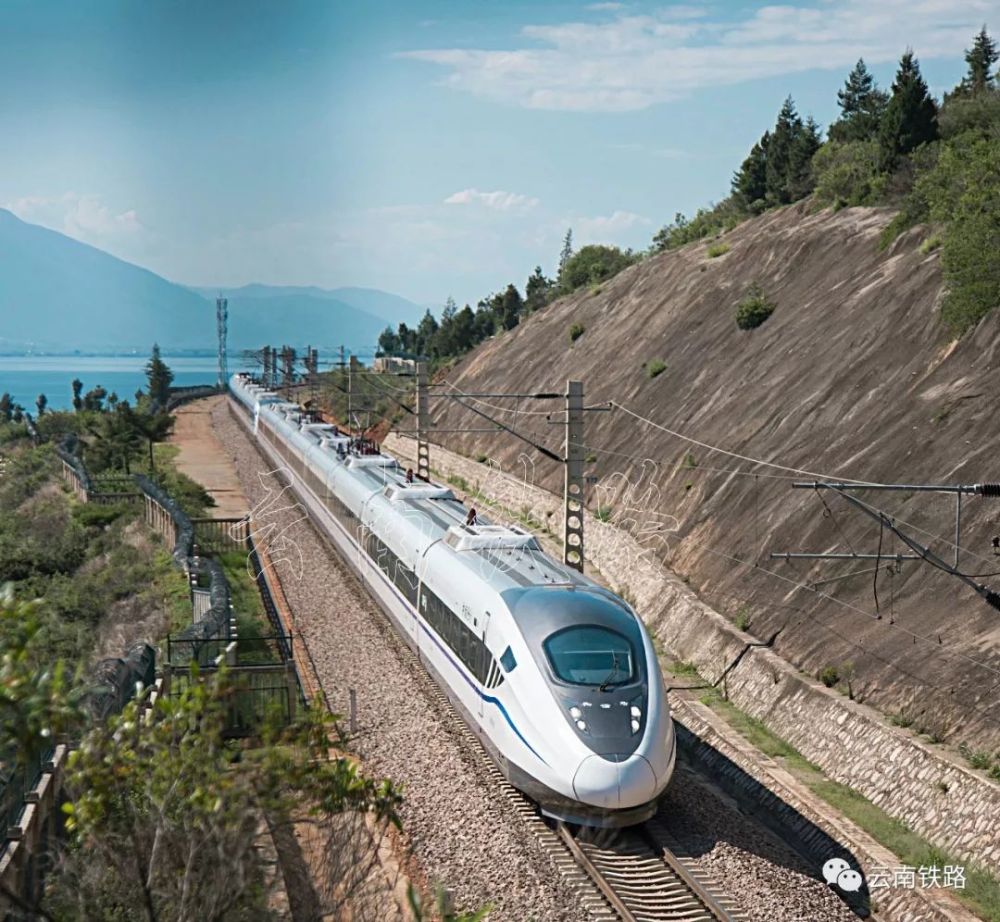 重联和谐号crh2g型动车组 奔驰在大丽铁路洱海之畔