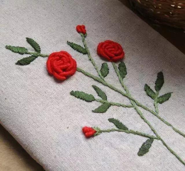 口金包丝带刺绣 这里基本上有看出来了,玫瑰常用的针法~ 绣法针法