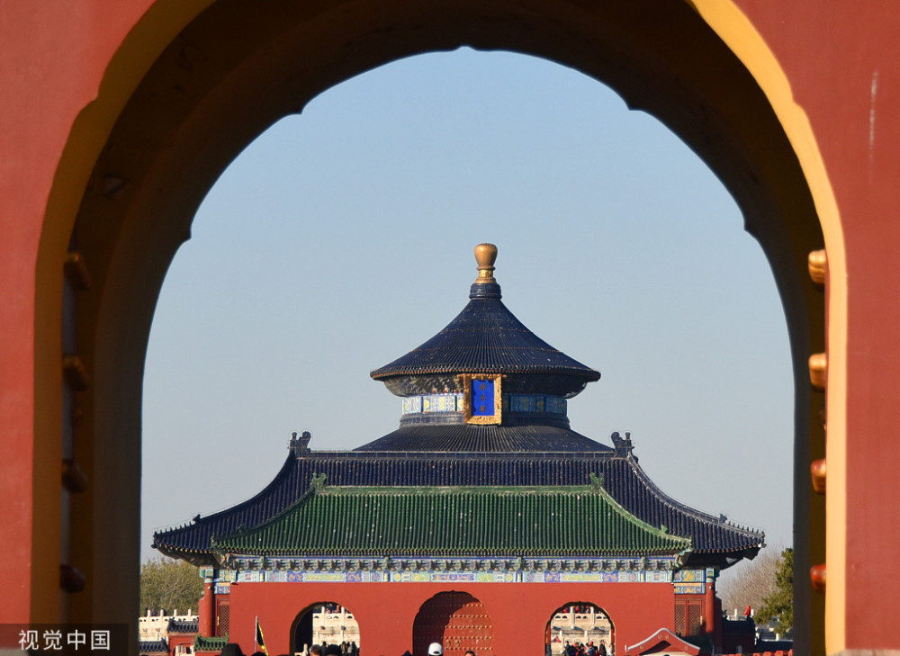 北京:天坛公园景致迷人 蓝天下古建筑更显端庄大气