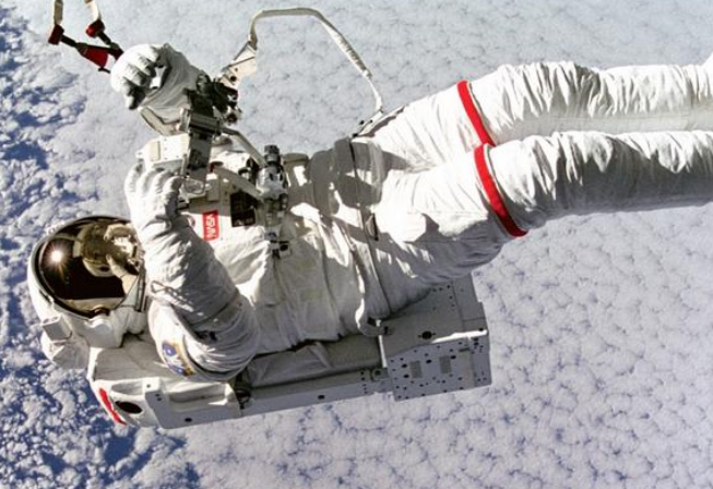 为什么宇航员在太空遇难后,尸体被禁止带回地球?
