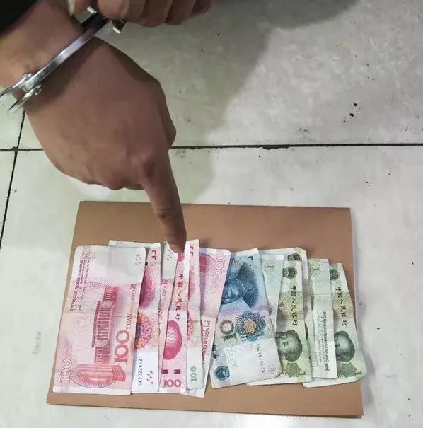 抓获1名犯罪嫌疑人,查获被盗现金600余元,女士挎包1个,内有化妆品