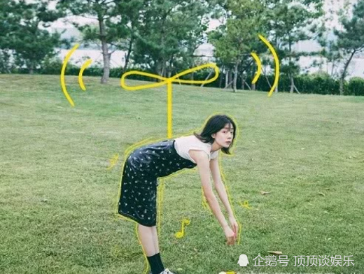 当她弯腰拍照时,胳膊都要和小腿一样细了,真服了