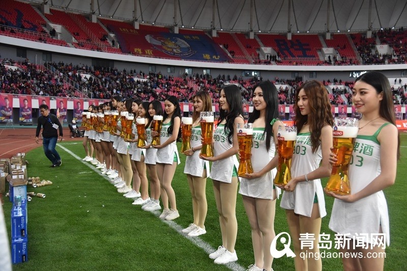 捧杯中甲冠军 盘点青岛夺冠的嗨"啤"时刻