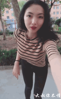 搞笑gif趣图:出来吃个饭,还秀恩爱,兄弟你过分了